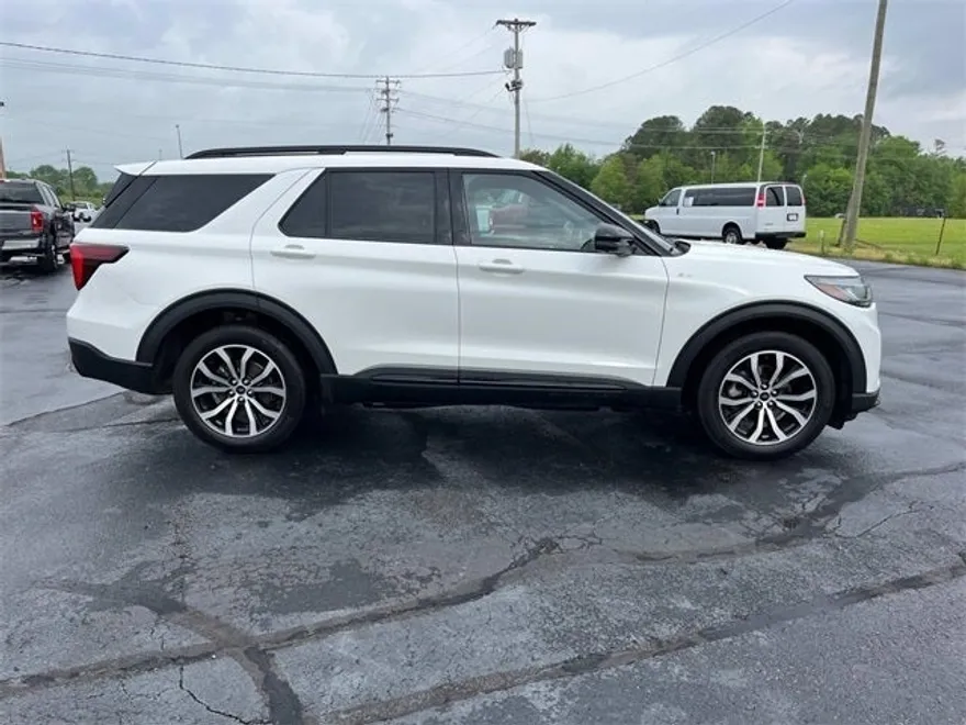2025 Ford Explorer ST-Line photo 1