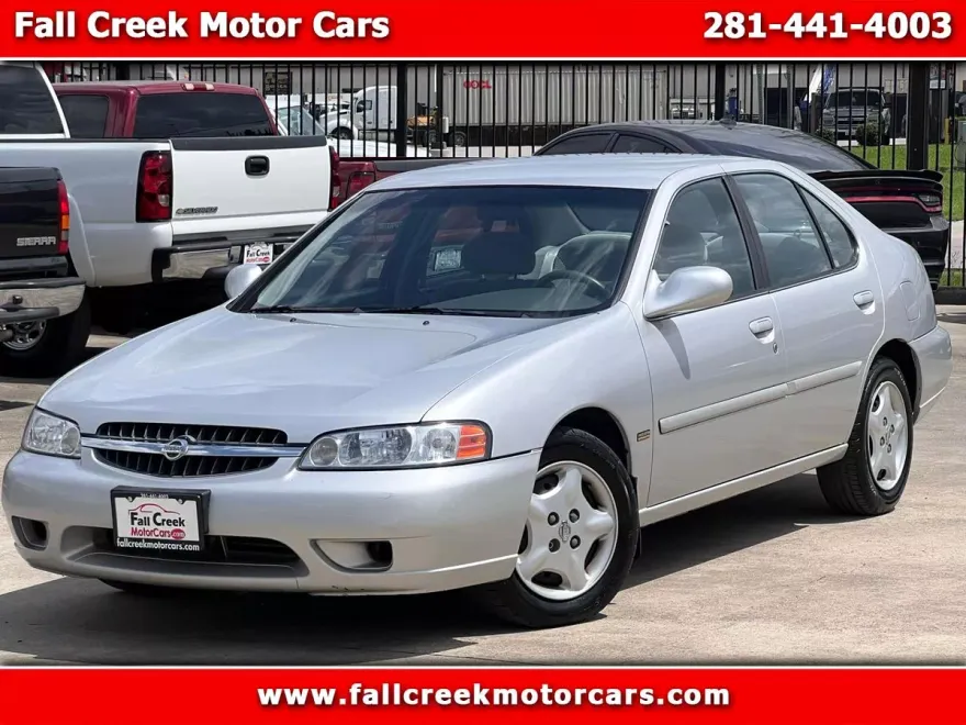 2001 Nissan Altima GXE photo 1
