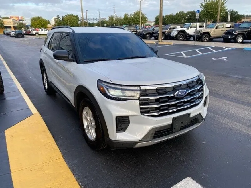 2025 Ford Explorer photo 1