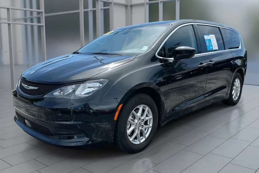 2022 Chrysler Voyager LX photo 1