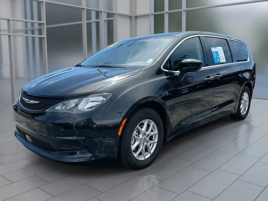 2022 Chrysler Voyager LX photo 1