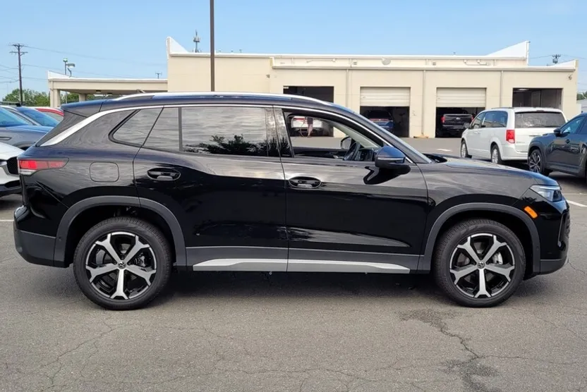 2025 Volkswagen Tiguan SE photo 1