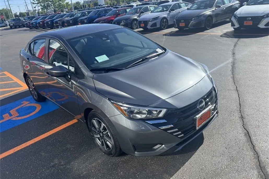 2025 Nissan Versa 1.6 SV photo 1