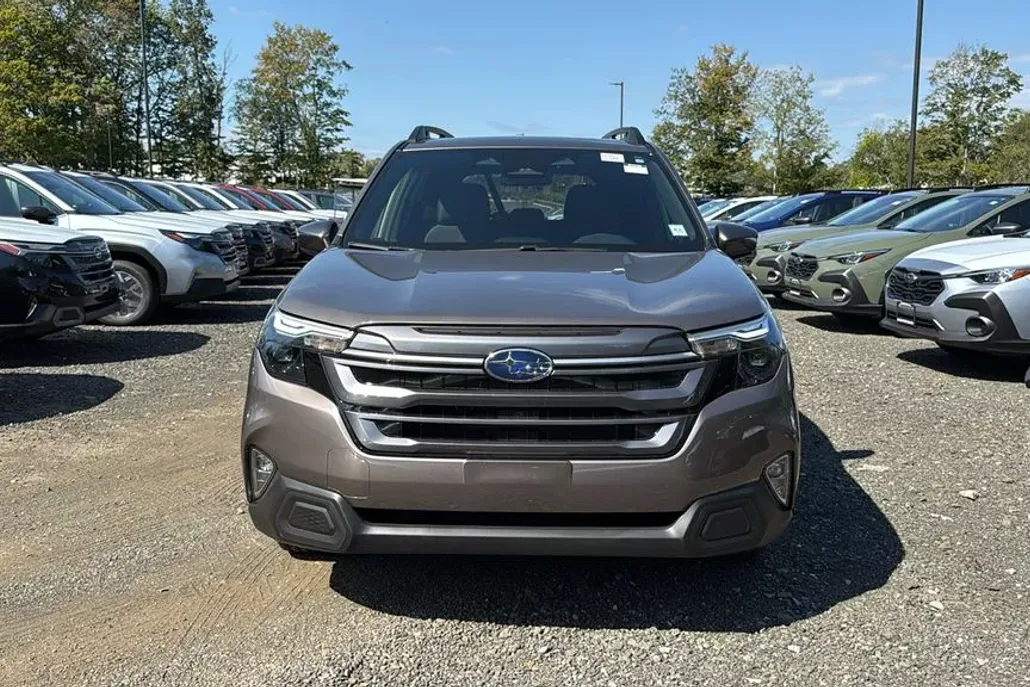 2025 Subaru Forester Premium Base photo 1