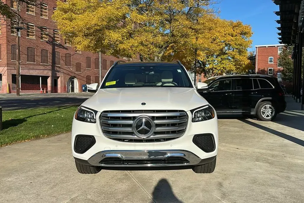 2025 Mercedes Benz GLS 450 4MATIC photo 1