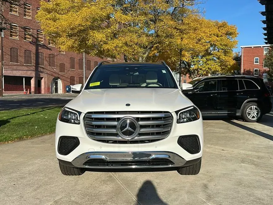 2025 Mercedes Benz GLS 450 4MATIC photo 1