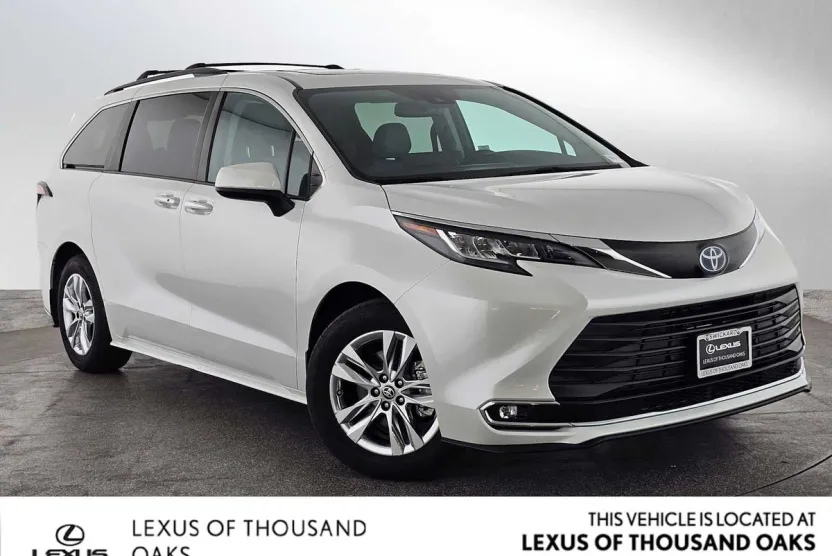 2022 Toyota Sienna XLE photo 1