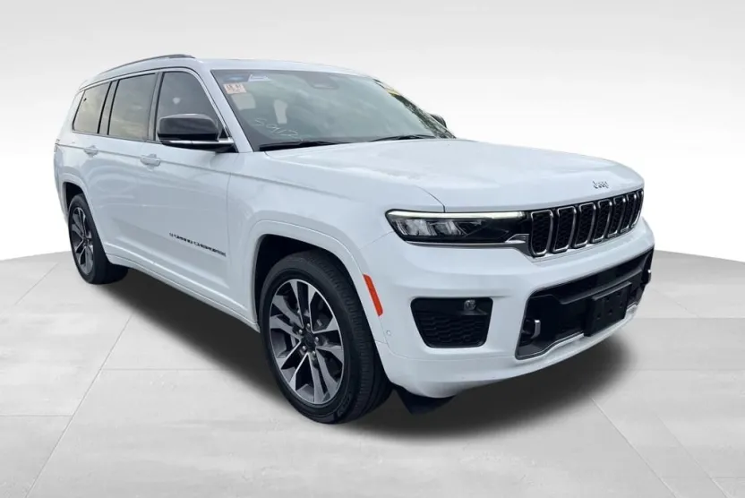 2023 Jeep Grand Cherokee Overland photo 1