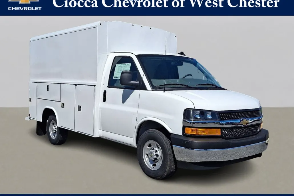 2025 Chevrolet Express Cutaway 3500 photo 1