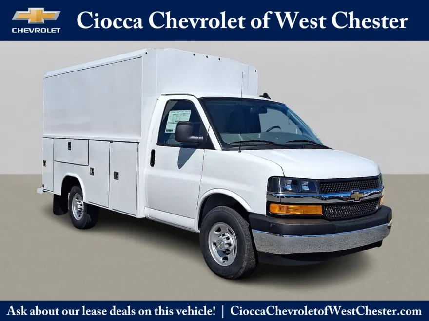 2025 Chevrolet Express Cutaway 3500 photo 1