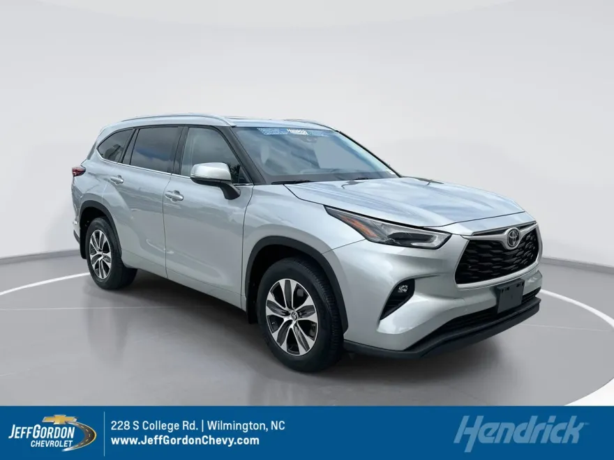 2022 Toyota Highlander XLE photo 1