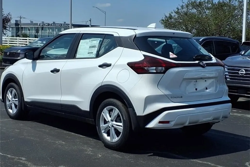 2025 Nissan Kicks Play S photo 1