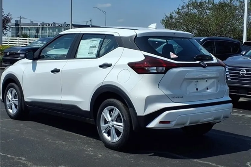 2025 Nissan Kicks Play S photo 1