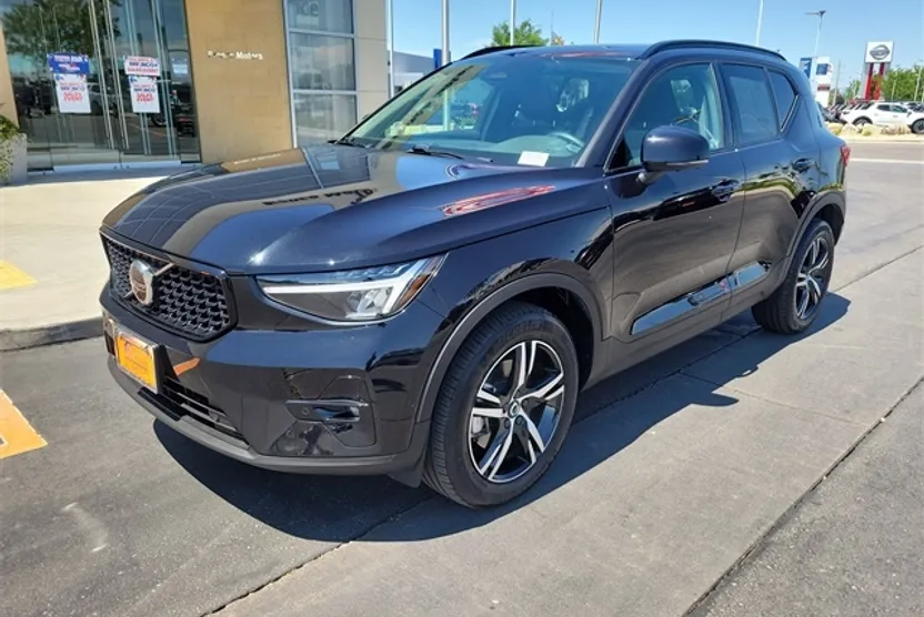 2023 Volvo XC40 Plus AWD photo 1
