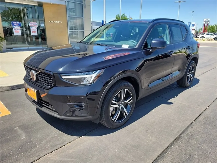 2023 Volvo XC40 Plus AWD photo 1