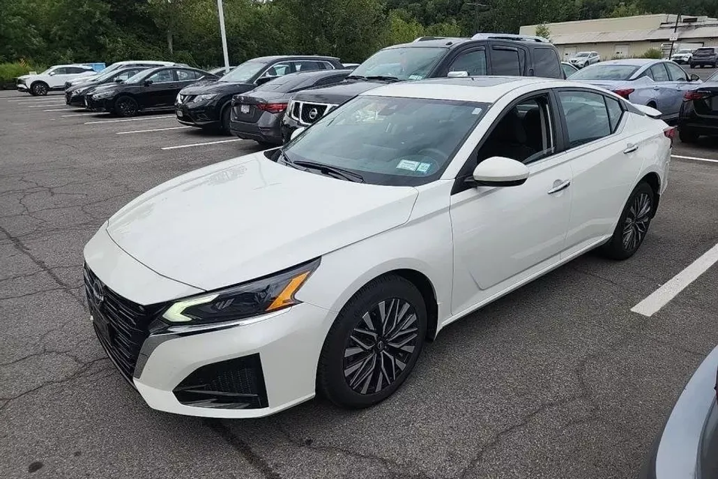 2023 Nissan Altima 2.5 SV photo 1