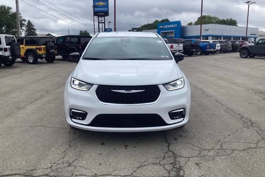 2026 Chrysler Pacifica photo 1