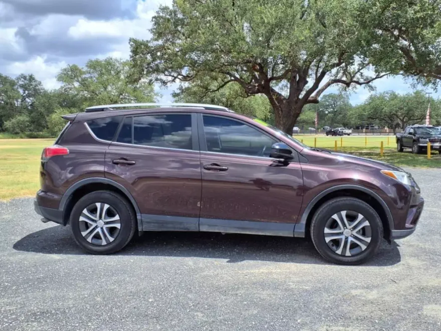 2018 Toyota RAV4 LE photo 1