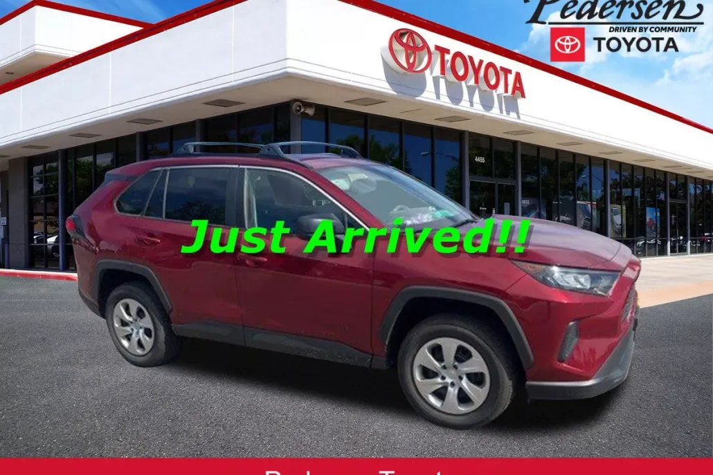 2020 Toyota RAV4 LE photo 1