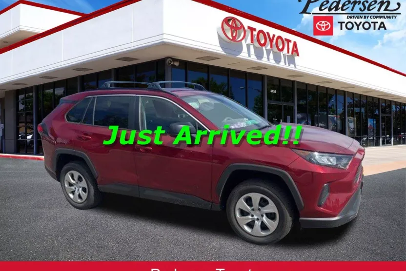 2020 Toyota RAV4 LE photo 1