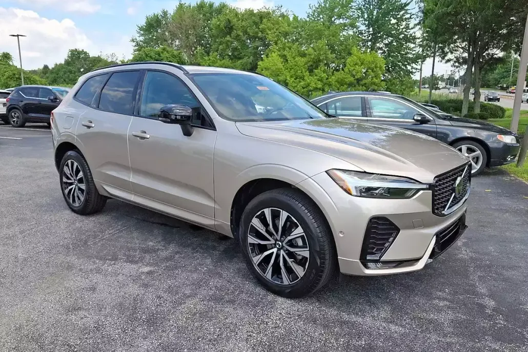 2025 Volvo XC60 B5 Plus photo 1