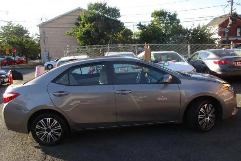 2014 Toyota Corolla LE photo 1