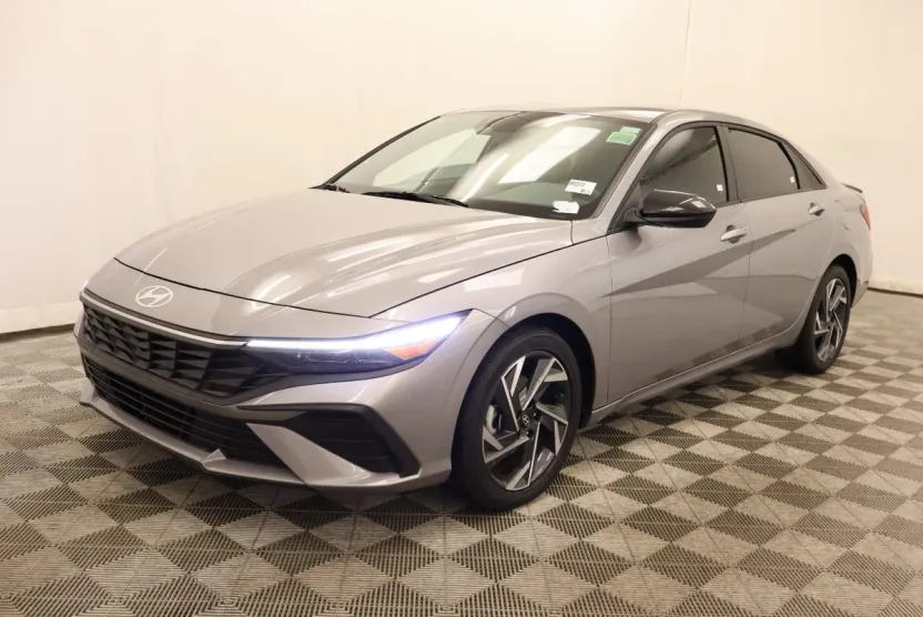 2025 Hyundai Elantra SEL Sport photo 1