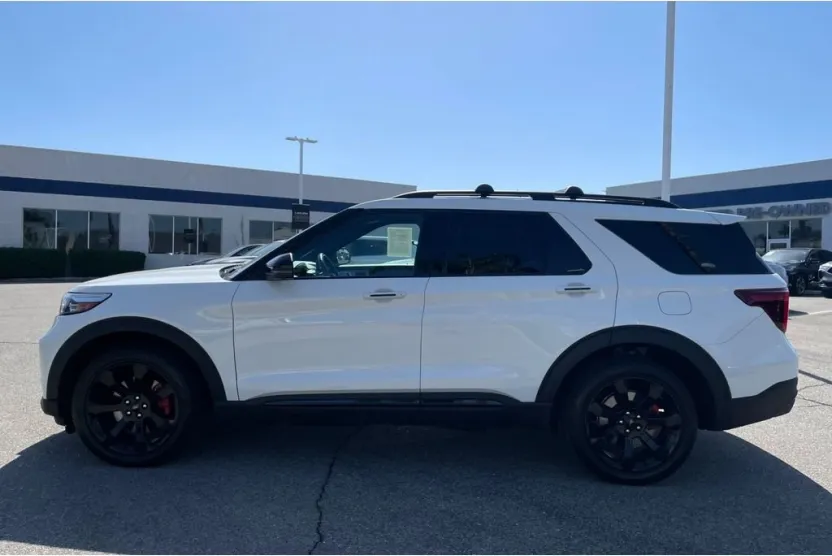 2023 Ford Explorer ST photo 1