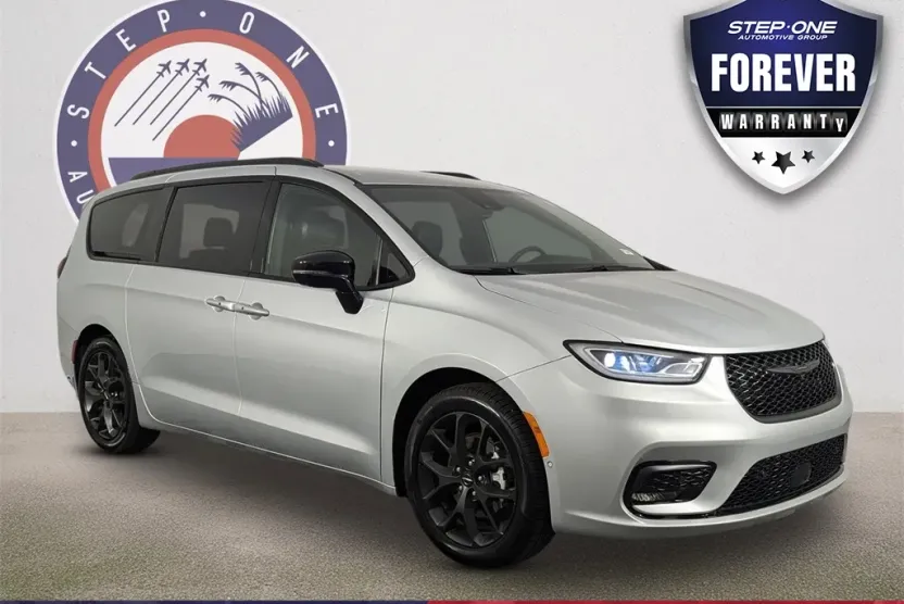 2024 Chrysler Pacifica Touring L photo 1