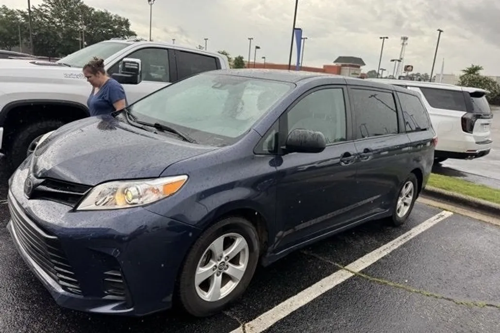 2020 Toyota Sienna L photo 1