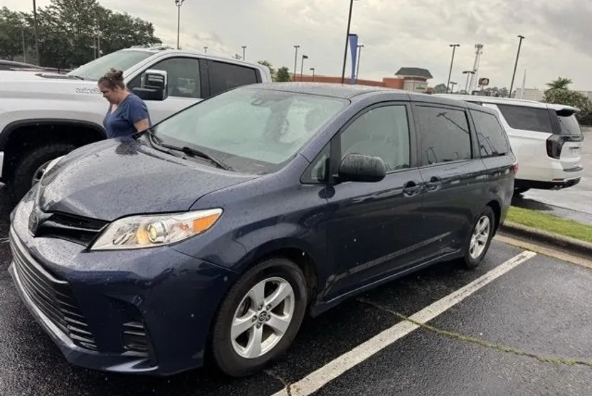 2020 Toyota Sienna L photo 1