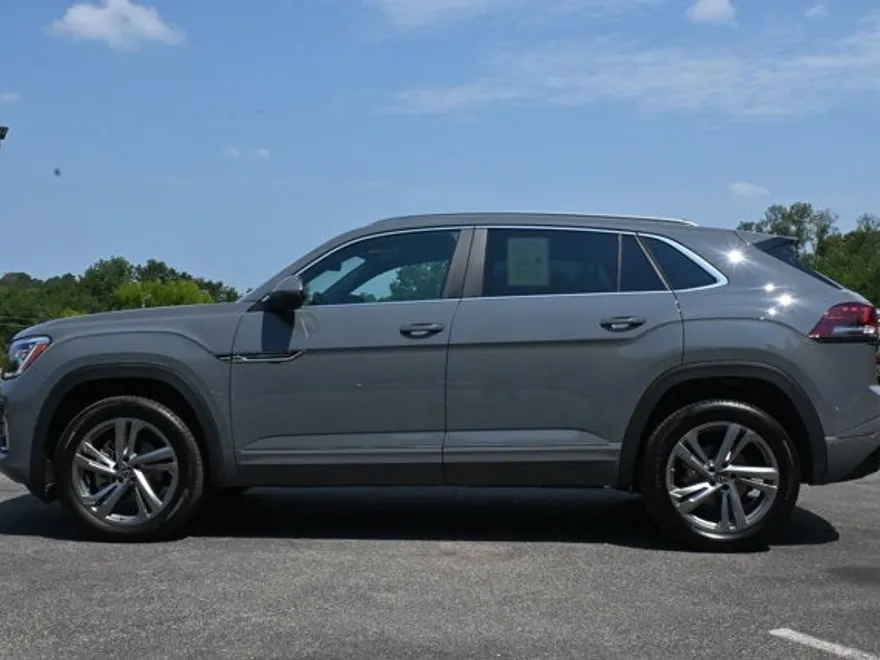2024 Volkswagen Atlas Cross Sport SEL R-Line photo 1