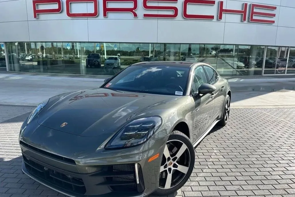 2025 Porsche Panamera 4 E-Hybrid photo 1