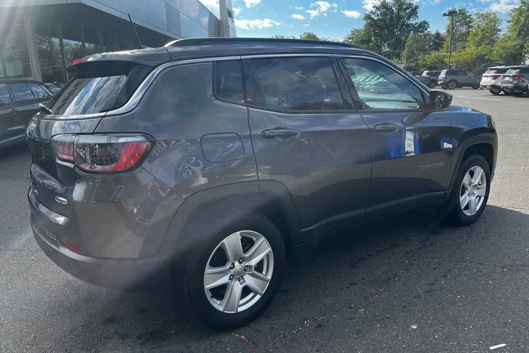 2022 Jeep Compass Latitude photo 1