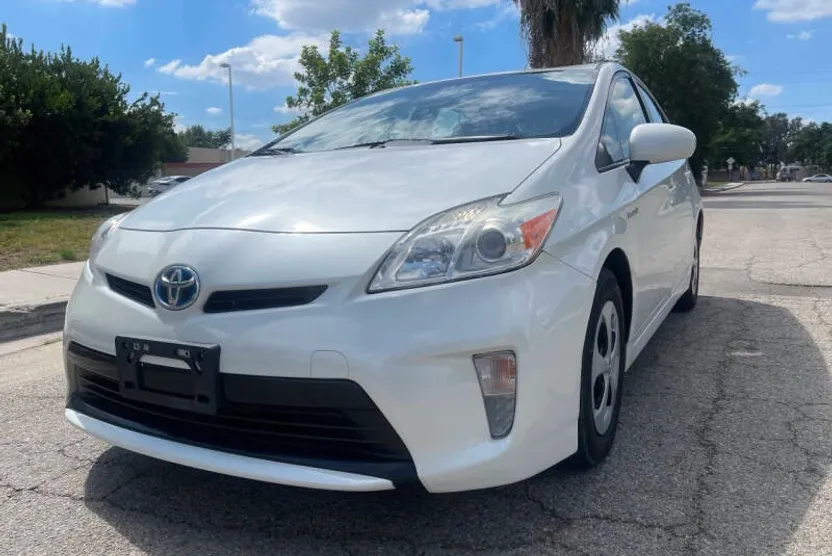 2015 Toyota Prius Three photo 1