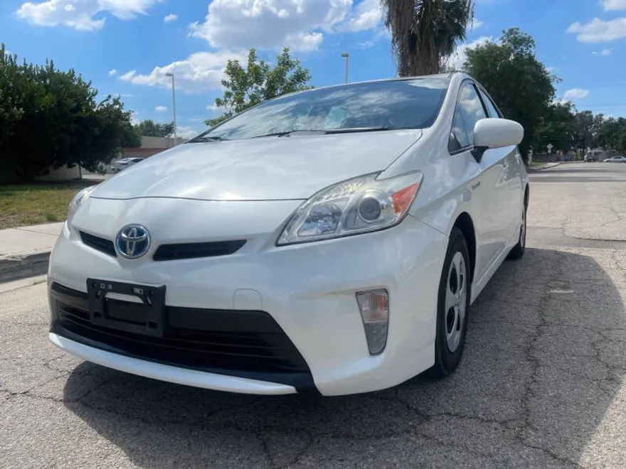 2015 Toyota Prius Three photo 1