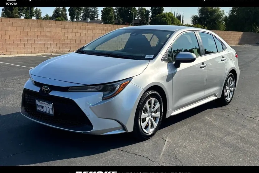 2020 Toyota Corolla LE photo 1