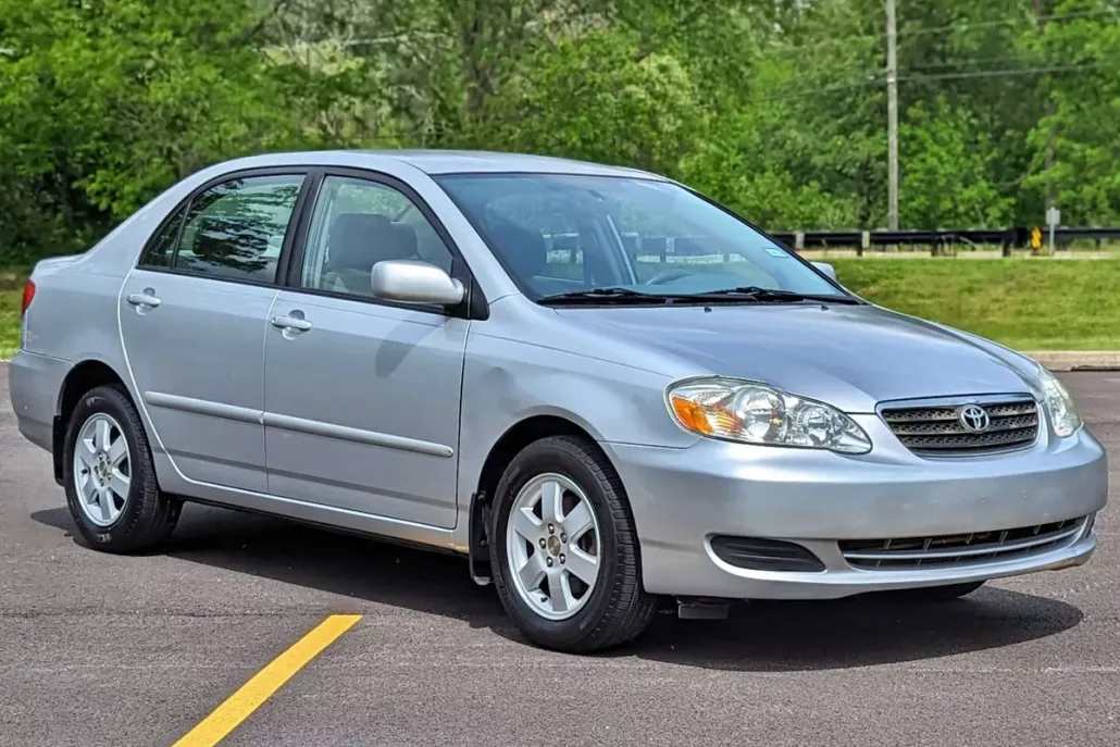 2005 Toyota Corolla LE photo 1