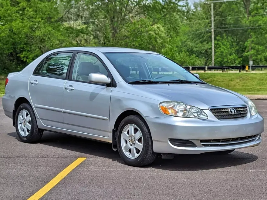 2005 Toyota Corolla LE photo 1