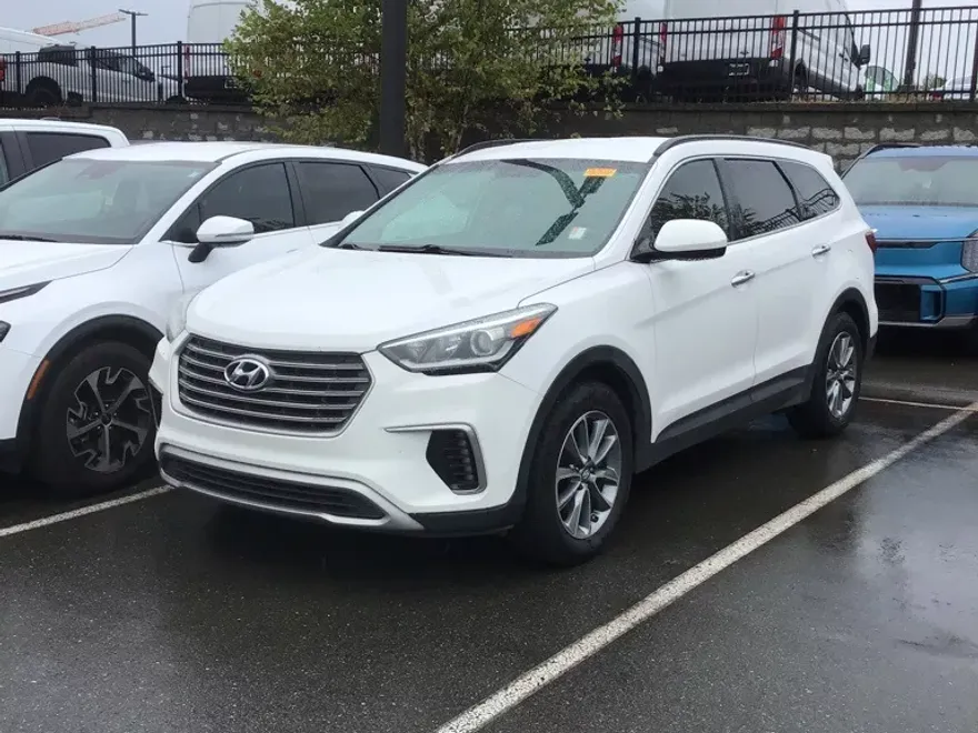 2017 Hyundai Santa Fe SE photo 1