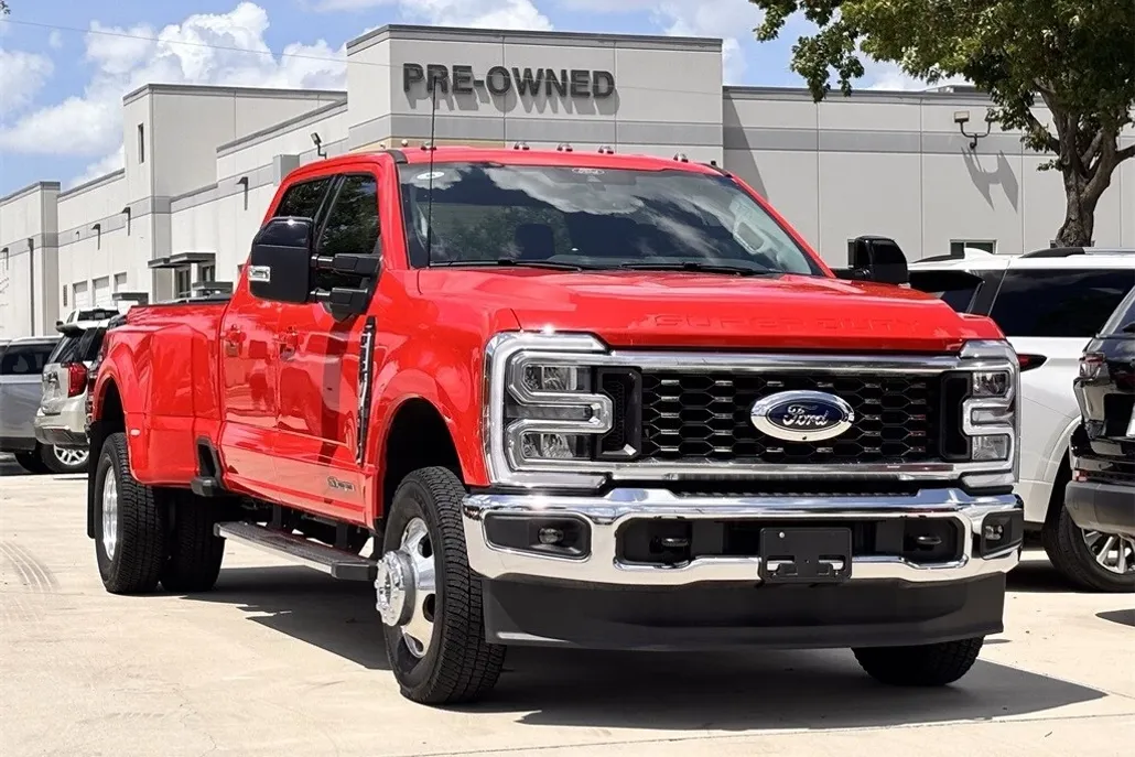 2025 Ford F-350 Lariat photo 1