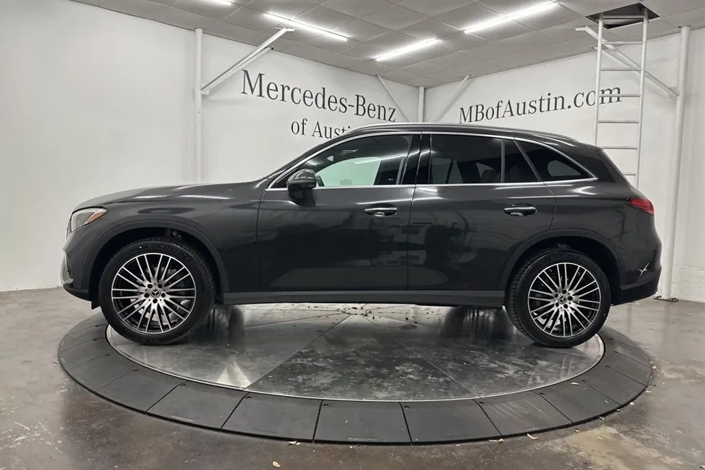 2025 Mercedes Benz GLC 300 photo 1