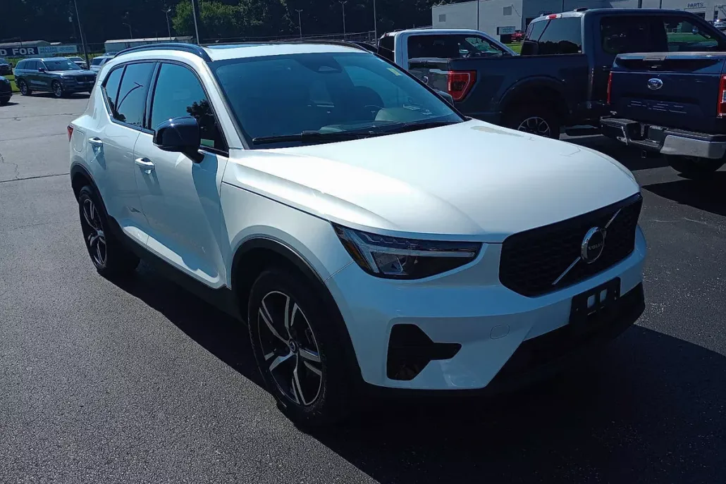 2024 Volvo XC40 Core photo 1