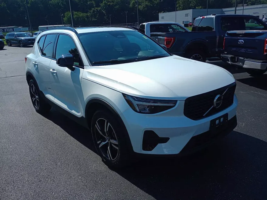 2024 Volvo XC40 Core photo 1