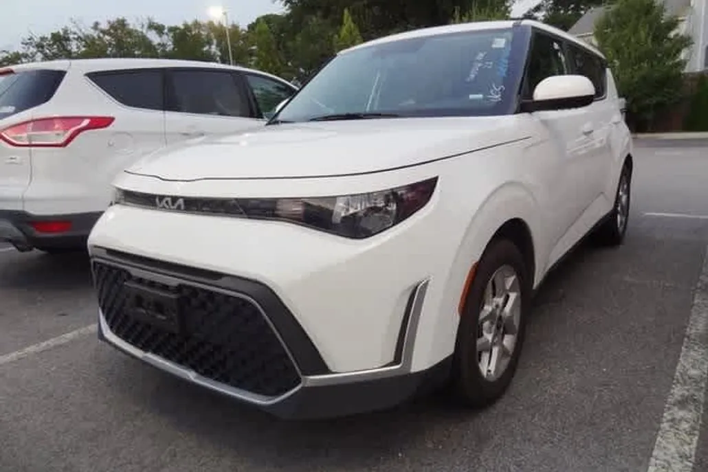 2023 Kia Soul LX photo 1