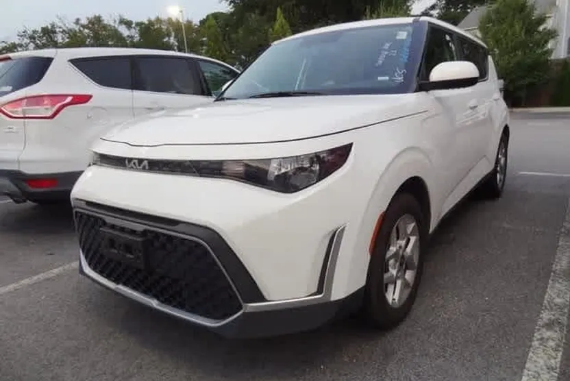 2023 Kia Soul LX photo 1