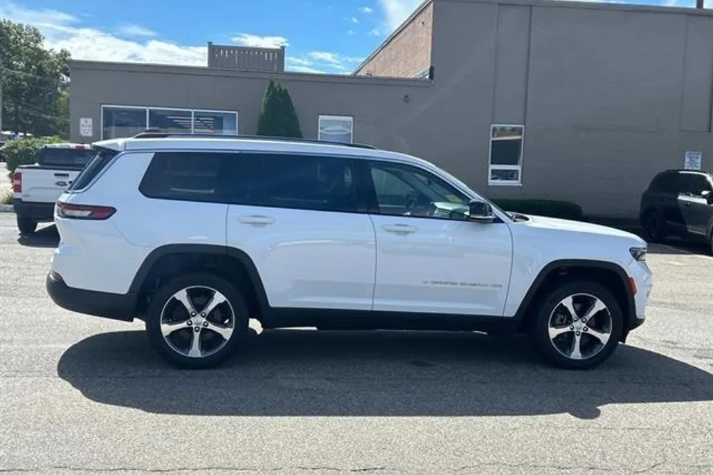 2023 Jeep Grand Cherokee Limited photo 1