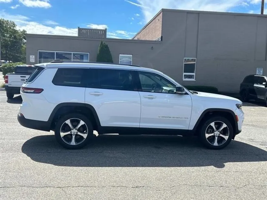 2023 Jeep Grand Cherokee Limited photo 1
