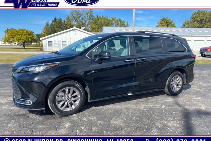 2022 Toyota Sienna XLE photo 1