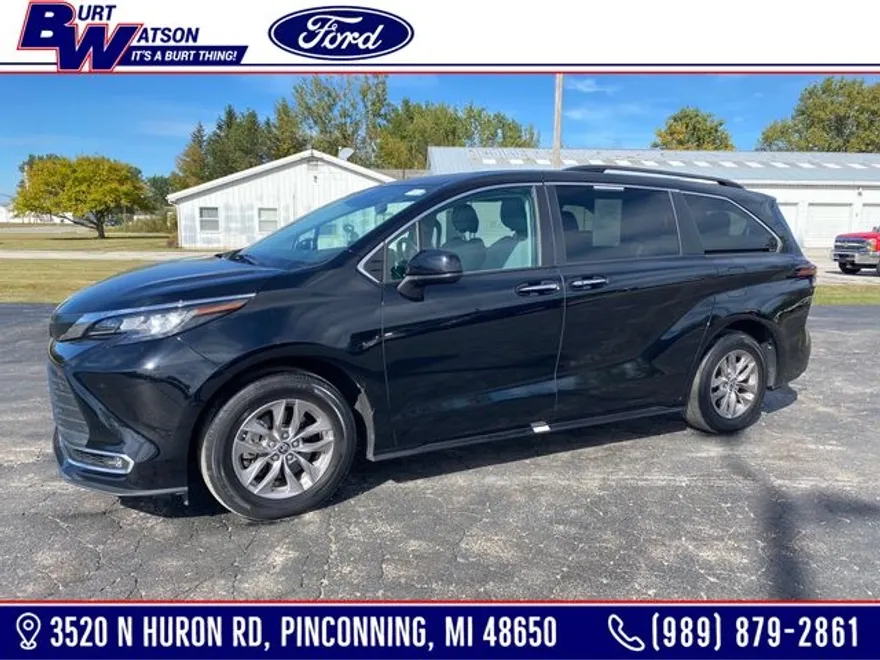 2022 Toyota Sienna XLE photo 1